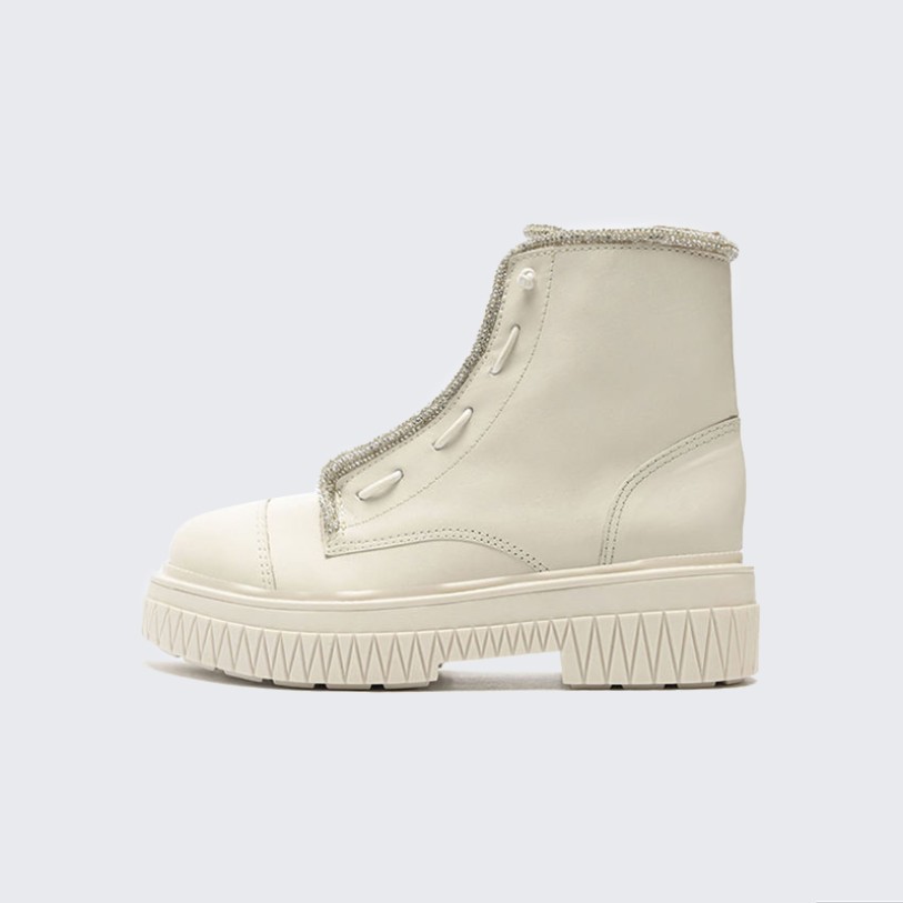 Women's flat lace-up Doc Martens boots