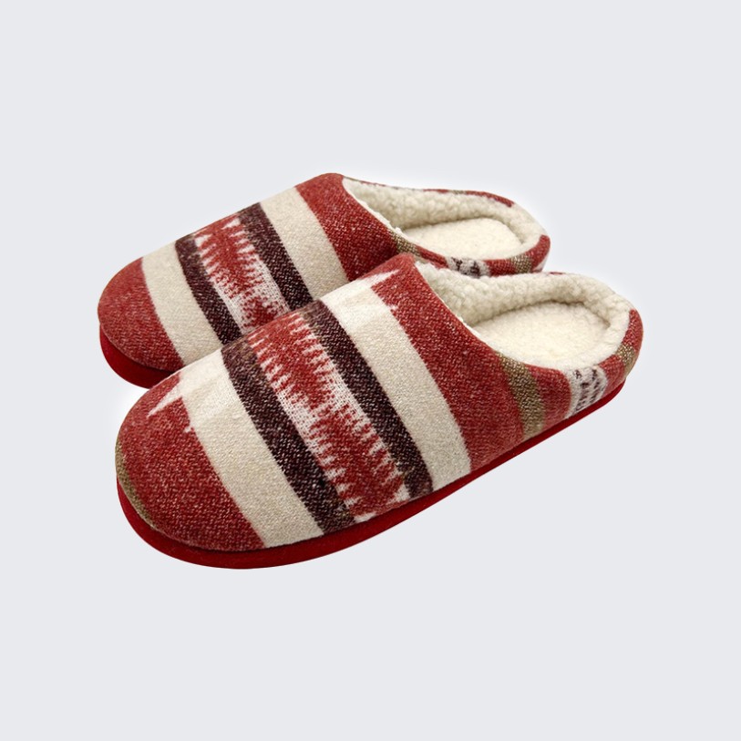 Geometric print Christmas-themed slippers