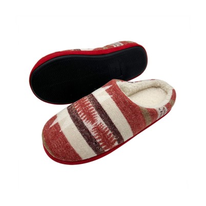 Geometric print Christmas-themed slippers